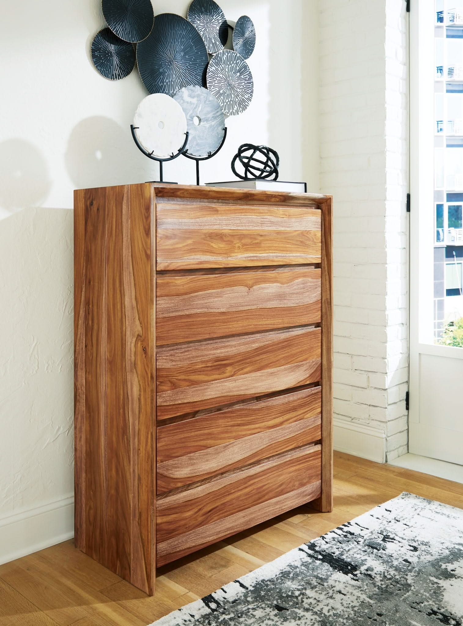 Dressonni - Five Drawer Chest - Brown - Image 2
