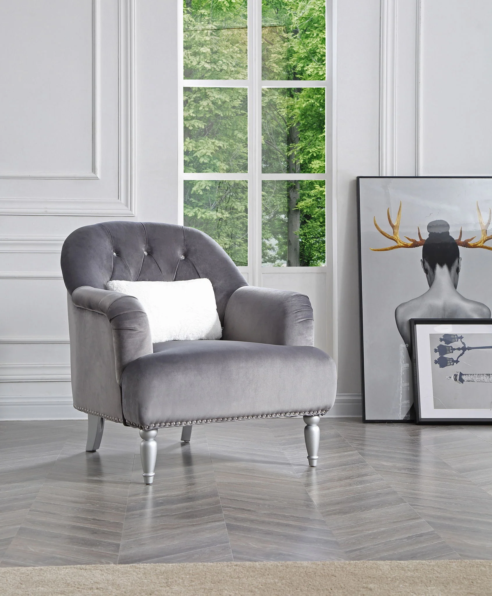 Elegant Traditional Armchair - Image 2