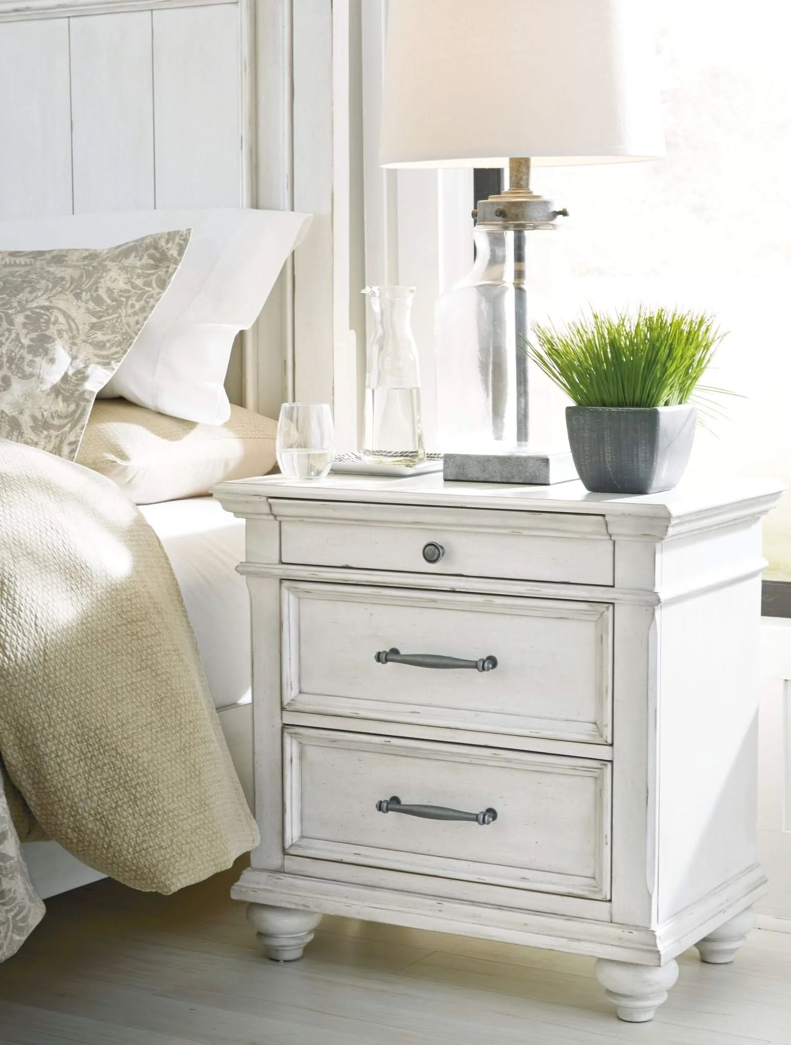 Kanwyn - Three Drawer Night Stand - Whitewash - Image 4