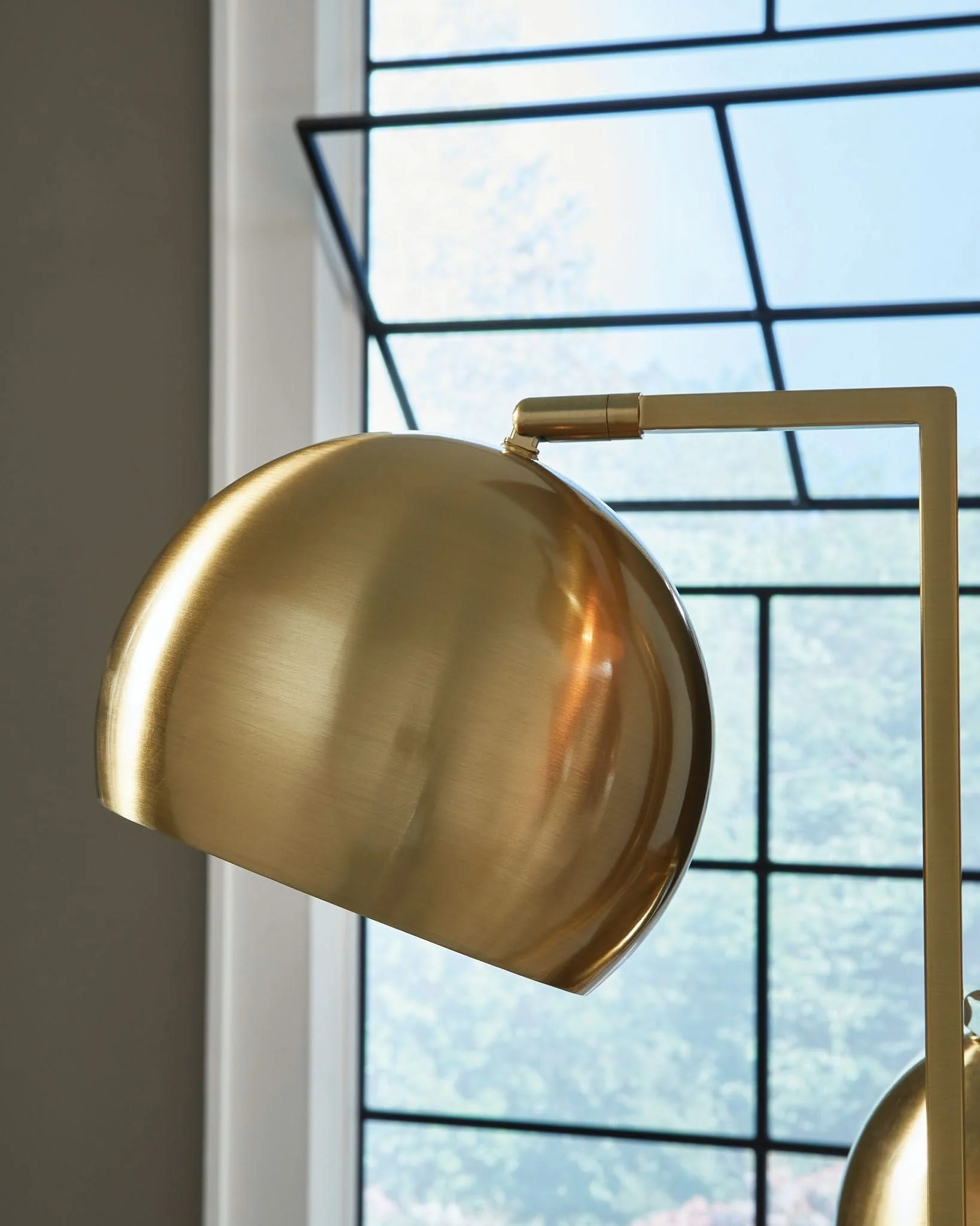 Sorcha - Metal Floor Lamp - Gold Finish / Black - Image 4