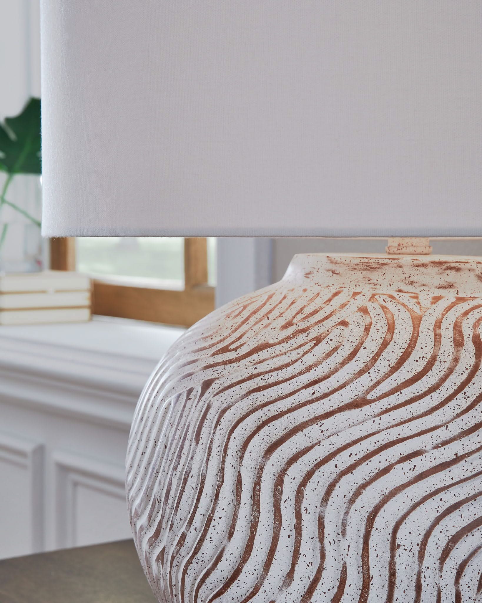 Vien - Terracotta Table Lamp - Distressed White - Image 4